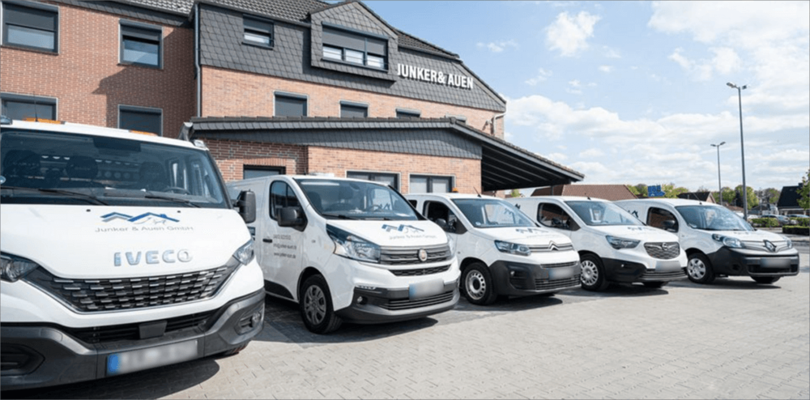 Eine Reihe an Firmenautos vor dem Firmengebäude | Junker & Auen GmbH | Monteurwohnungen & Immobilienverwaltung