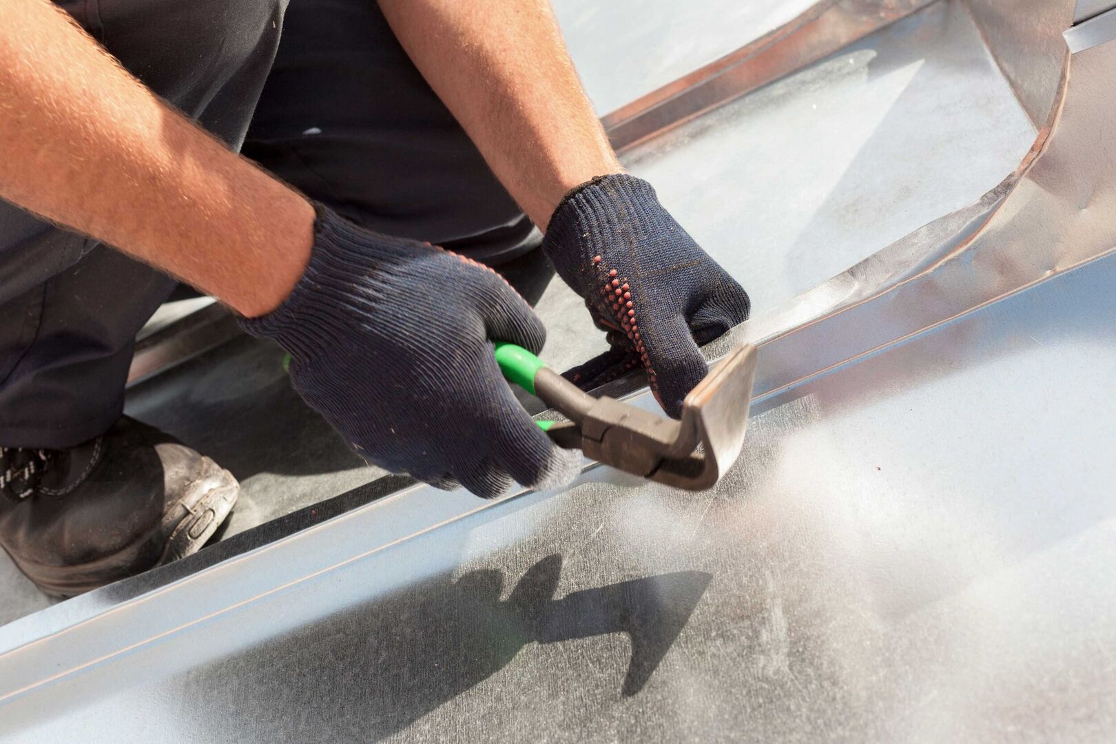 Metal wird verziert - Junker & Auen GmbH | Monteurwohnungen & Immobilienverwaltung